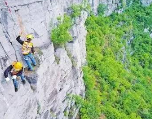 捅山工百米高空作業(yè)，為保障山下列車通行安全